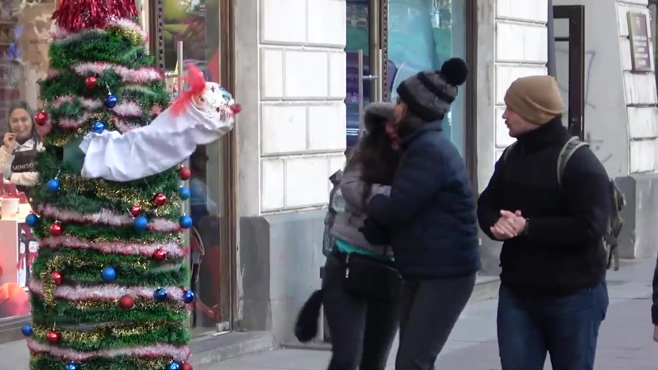 Clown in The Christmas tree Scare Prank🎃👻 - New Year's joke