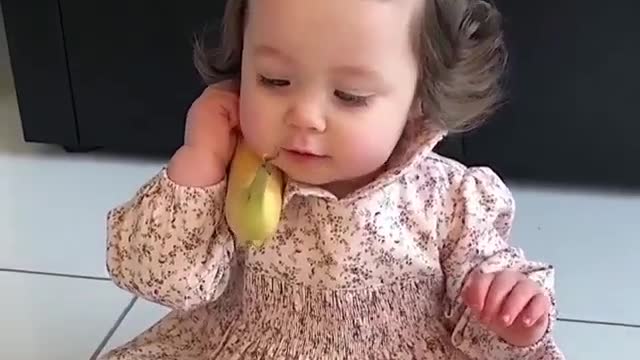 Beby on telephone