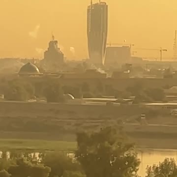 ❗🇮🇶 Smoke rising from the Green Zone, in Baghdad.