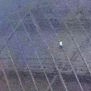 Hombre sube la Gran Esfera en Las Vegas II