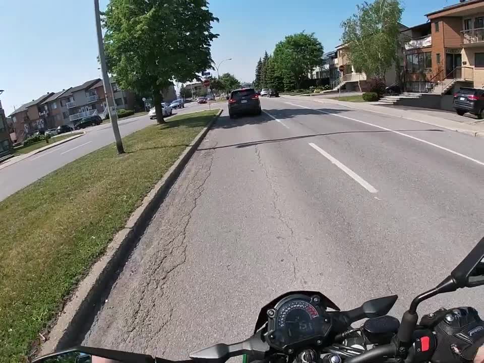 Un motard se fait couper par une dame âgée