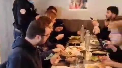 חיילי הסדר החולני החדש מסתובבים במסעדות ובודקים את דרכוני החיסון של כולם