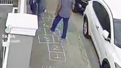 Desenharam uma amarelinha na calçada para ver o que as pessoas fariam ♡