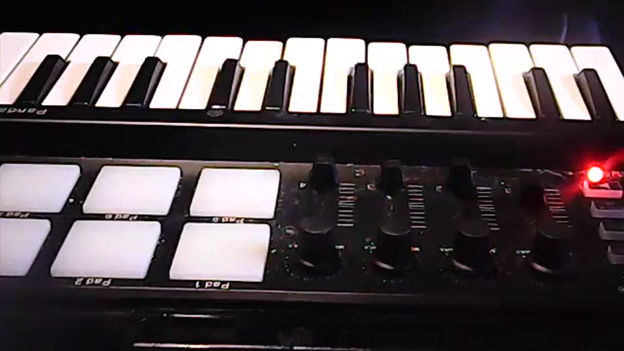 [Cyraxx Youtube 2020-11-27] Explaining the Technique i use to do Covers on my Piano
