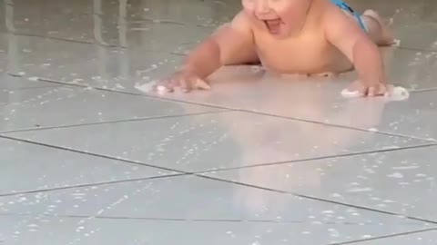 Baby boy has unique pool time 😱😘😂