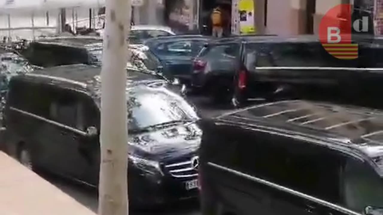 Los VTC invaden el Park Güell mientras han expulsado al taxi del entorno