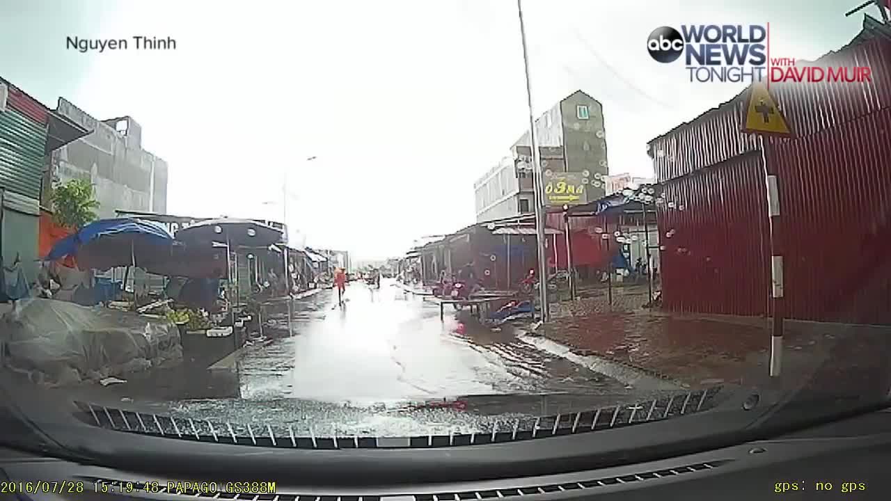 Dashcam Clip Of The Day #37 - World Dashcam - Dashcam Captures Tornado Rip Through City