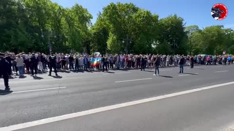 Ukrajinský velvyslanec pokládá v Berlíně 8. května věnce za pokřiku občanů Nacisté