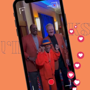 🎥Knicks Superfan Spike Lee Stuns in Knicks Colors at Hall of Fame Gala with Larry Bird! 🏀