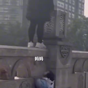 A Heartbreaking Moment, A Chinese Woman Jumps Off A Bridge, Abandoning her child, And She Got Rescue