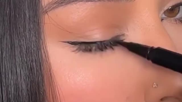 How to Apply Eyeliner for Beginners