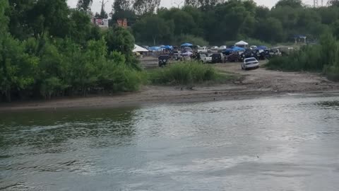 LARADO TEXAS: MEXICAN MUD BOG AND BORDER CROSSING ATTEMPT FOILED?