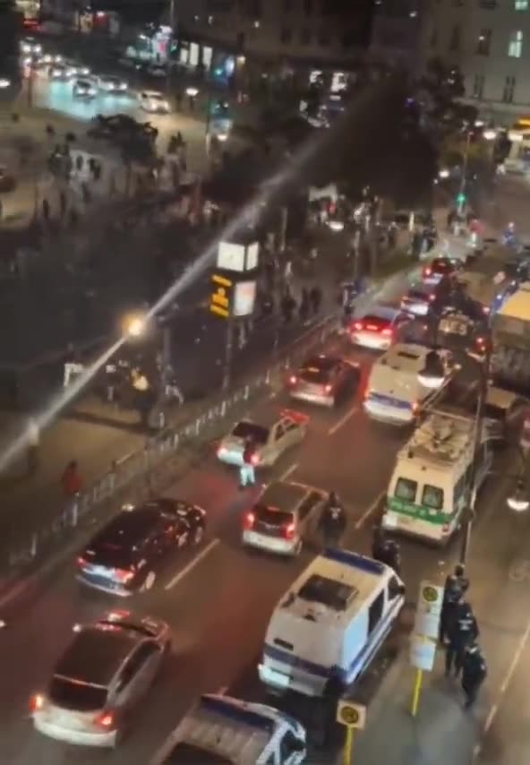 🇵🇸🇩🇪 Police CLASH with pro-Palestine protesters in Berlin.