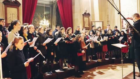 Procissão da Imaculada em Paris ao som do Avé de Fátima