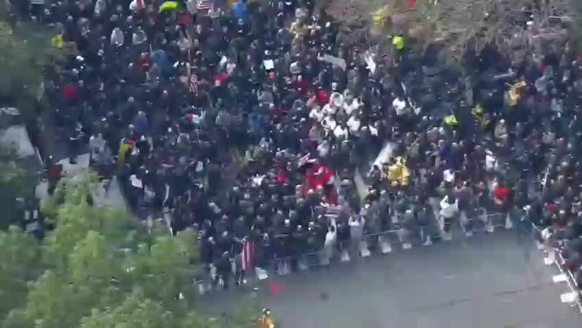 Vaccine mandate protests at mayors house in New York City