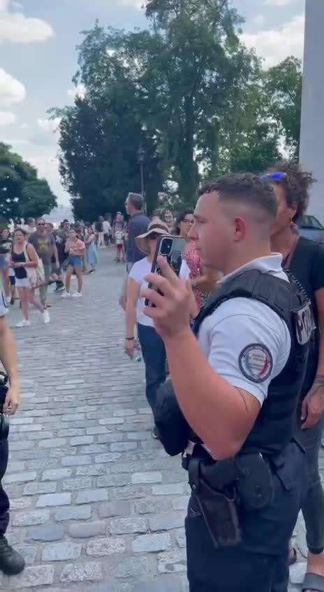 la police française arrête Veronica Antonelli car elle chante dans la rue