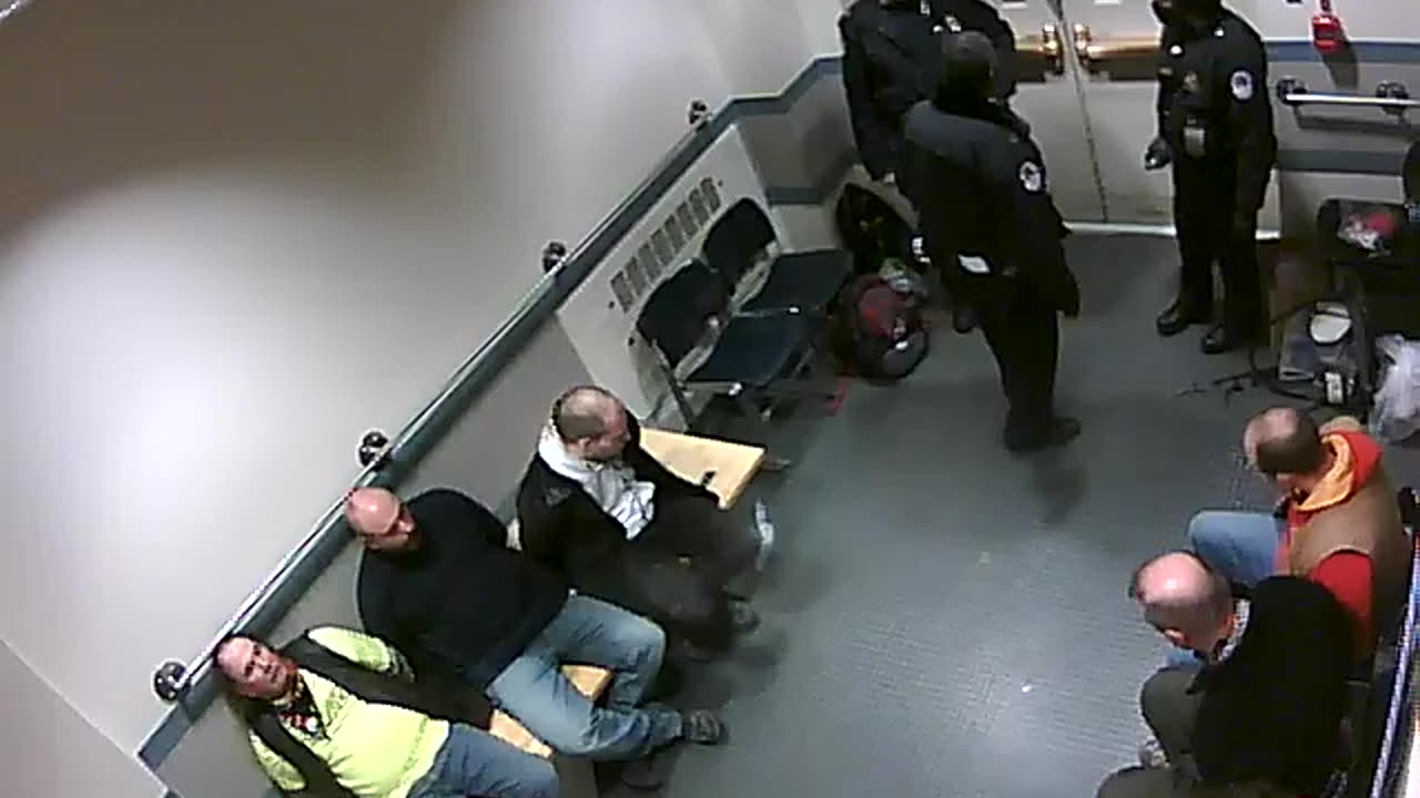 1657HQOB02PrisonerProcessingLobby_2021-01-06_18h20min00s797ms.mp4