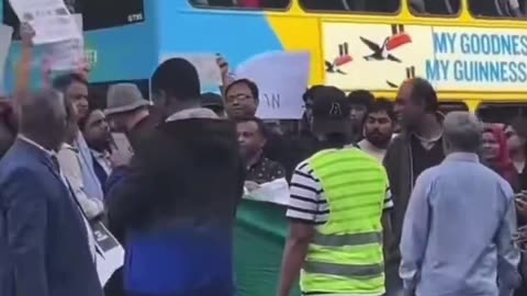 📍Dublin An Irish man confronts a group of Muslims protesting