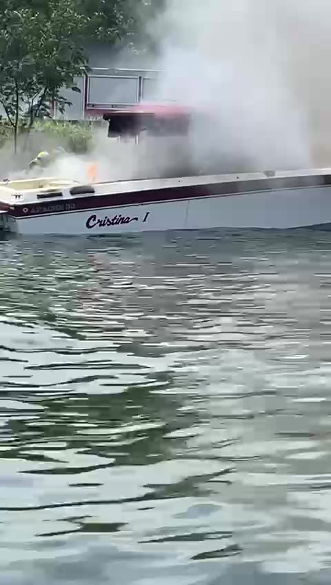 Lancha incendiada en El Bosque