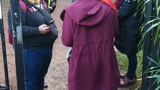 Des parents d'élèves contrôlent les pass sanitaires à l'entrée d'un parc pour un cross d'école