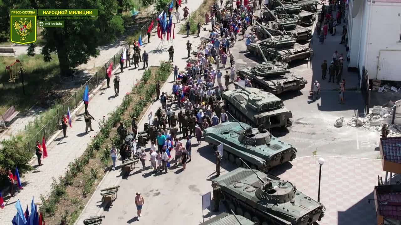 V osvobozeném Lisičansku uspořádala ruská armáda výstavu ukořistěných zbraní
