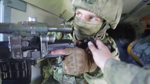 Odstřelovač Západního vojenského okruhu při doprovodu vojenských konvojů