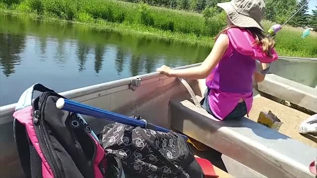 This father teaching his daughter how to fishing, LOOK WHAT HAPPENED AT THE END