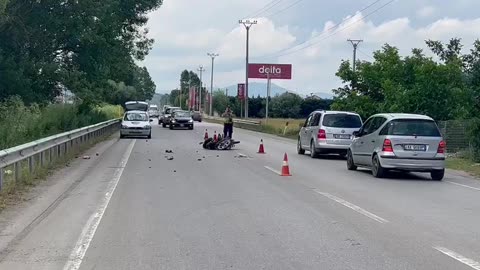 Motori përplaset me trafikndarësen në Bulgarec të Korçës, drejtuesi në gjendje të rëndë