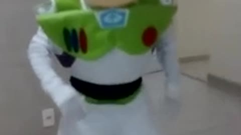 LIVE PERSONAGEM BUZZ LIGHTYEAR TOY STORY NA FESTA DAS CRIANÇAS