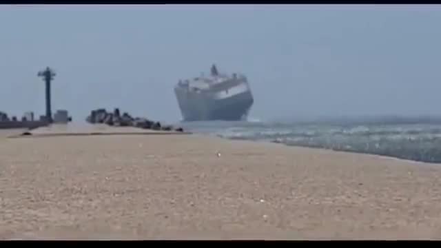 IMPRESSIONANTE: Ventos fortes quase viram navio-cargueiro