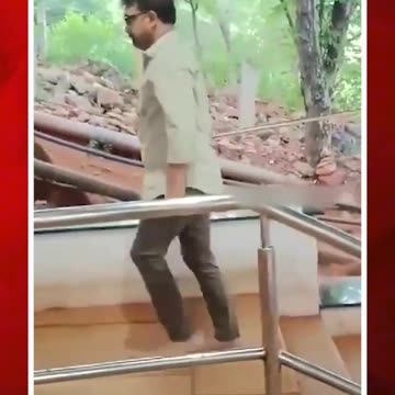 మెట్లెక్కి తిరుమలకు చేరుకున్న కొరటాల శివ #koratalashiva #devara #jrntr movie #viralvideo | FBTV NEWS