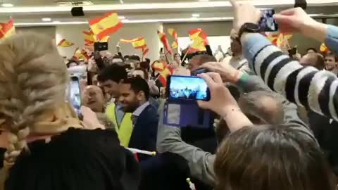 Abascal y Garriga inundan Pamplona del amor a España contra el 'okupa Sánchez' y aliados