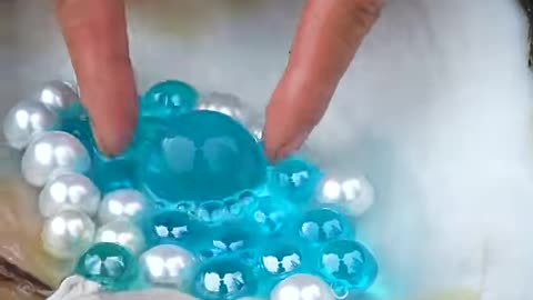 🥰 Pry open the clam and take out the pearl