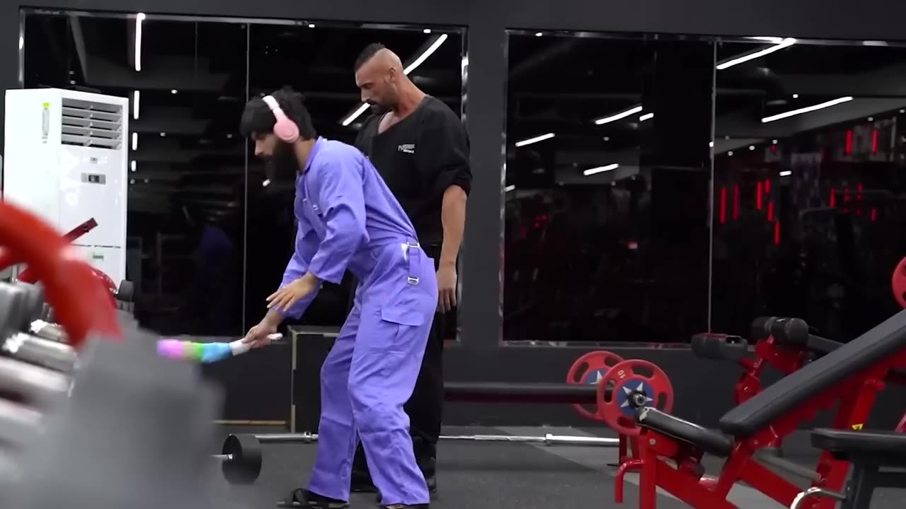 Power lifter pretended to be a cleaner in Gym Prank