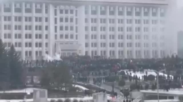 Kazakhstan: Armed demonstrators storm government building in Almaty