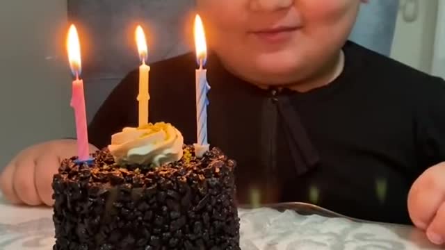 Mumları nasılsa üfledi😃😃😃