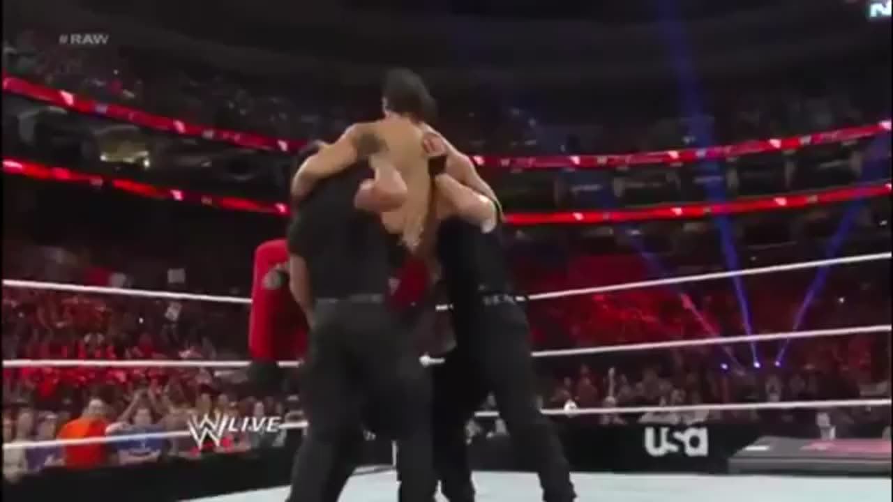 Roman Reigns powerbomb The Khali