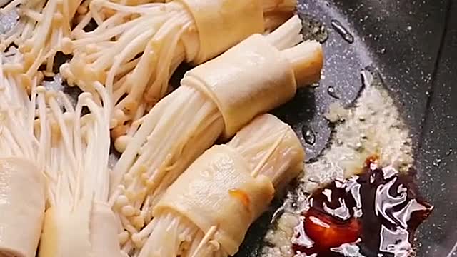 Enoki mushrooms with bean skin