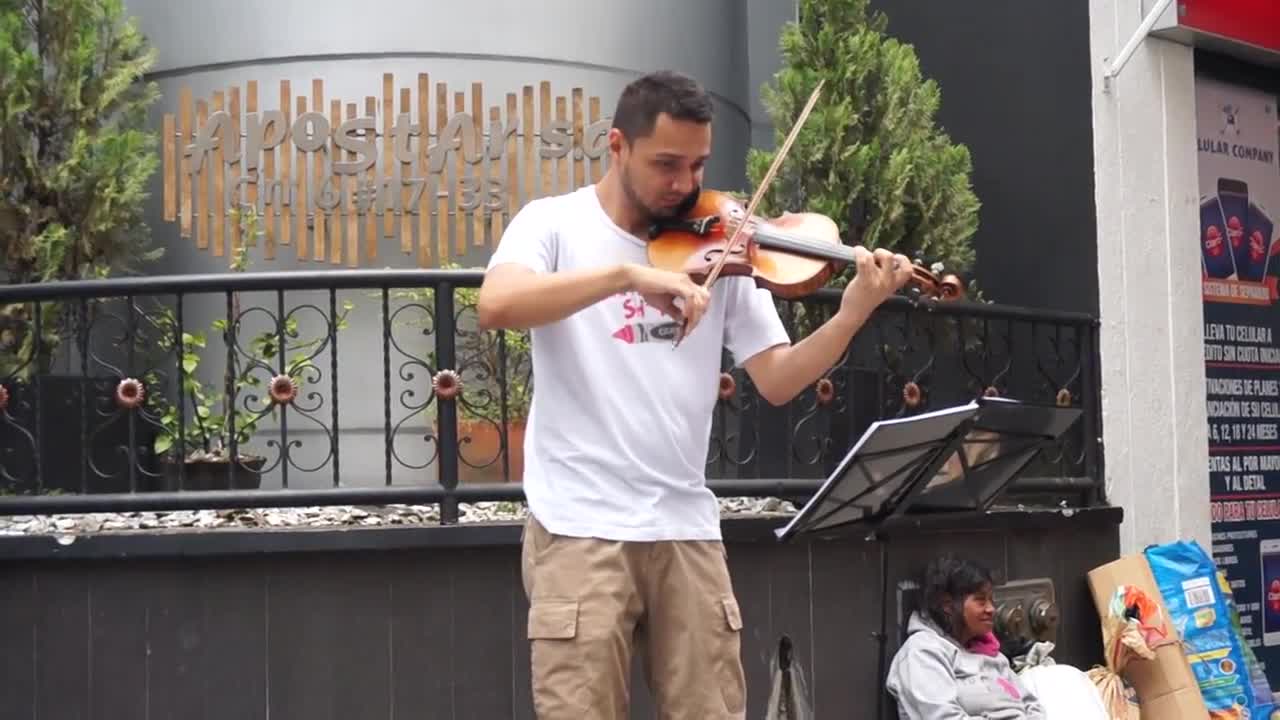 Reggaeton Violin Busker in Pereira Colombia