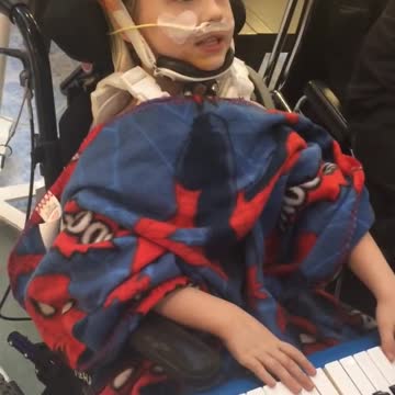 Primera salida de un pequeño luego de un accidente de autos