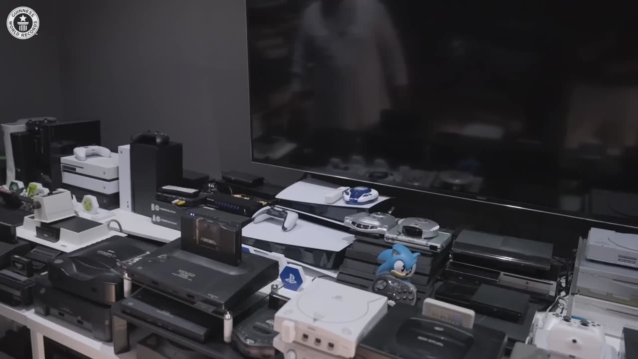 Guinness World Record: Man connects 444 game consoles to one TV