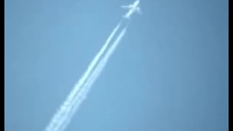 Fast UFO filmed flying past airplane