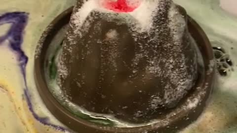 I'm playing with baking powder with my child
