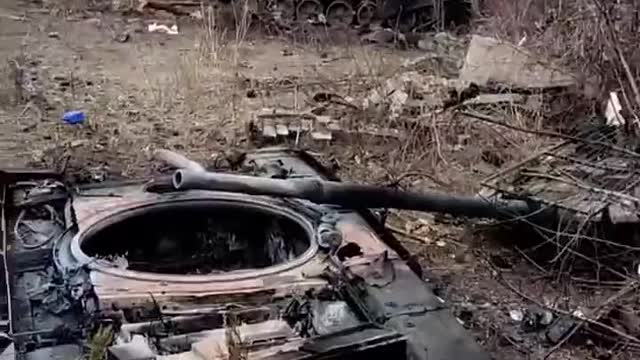 Der russische Panzer T-72B3 bleibt für immer in Izyum (Ukraine)