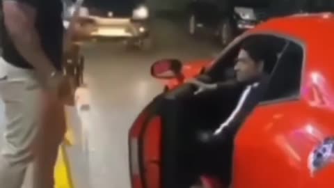 Man throws garbage out of the car and almost makes a mess