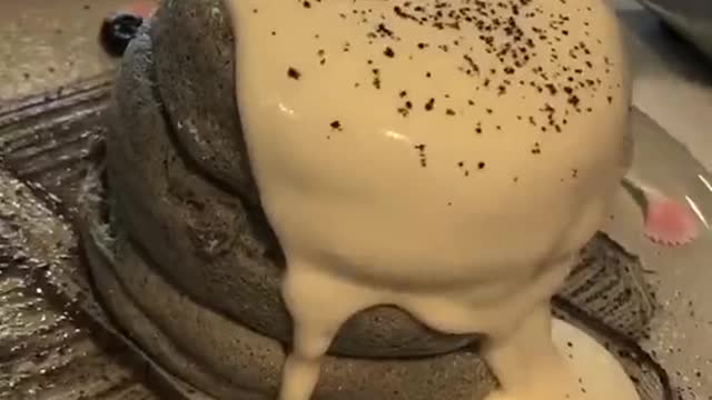 FLUFFY OREO LAVA PANCAKES