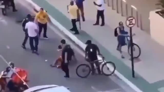 Men helping a lady give the thief a lesson