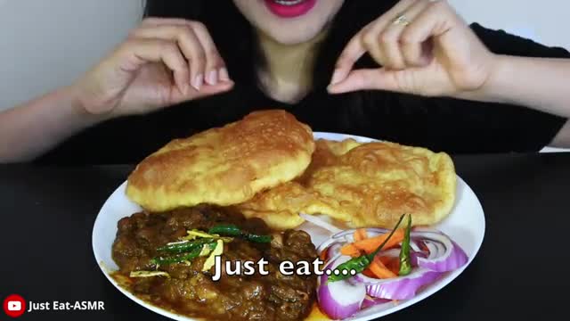 ASMR eating CHOLE-BHATURE indian street-food