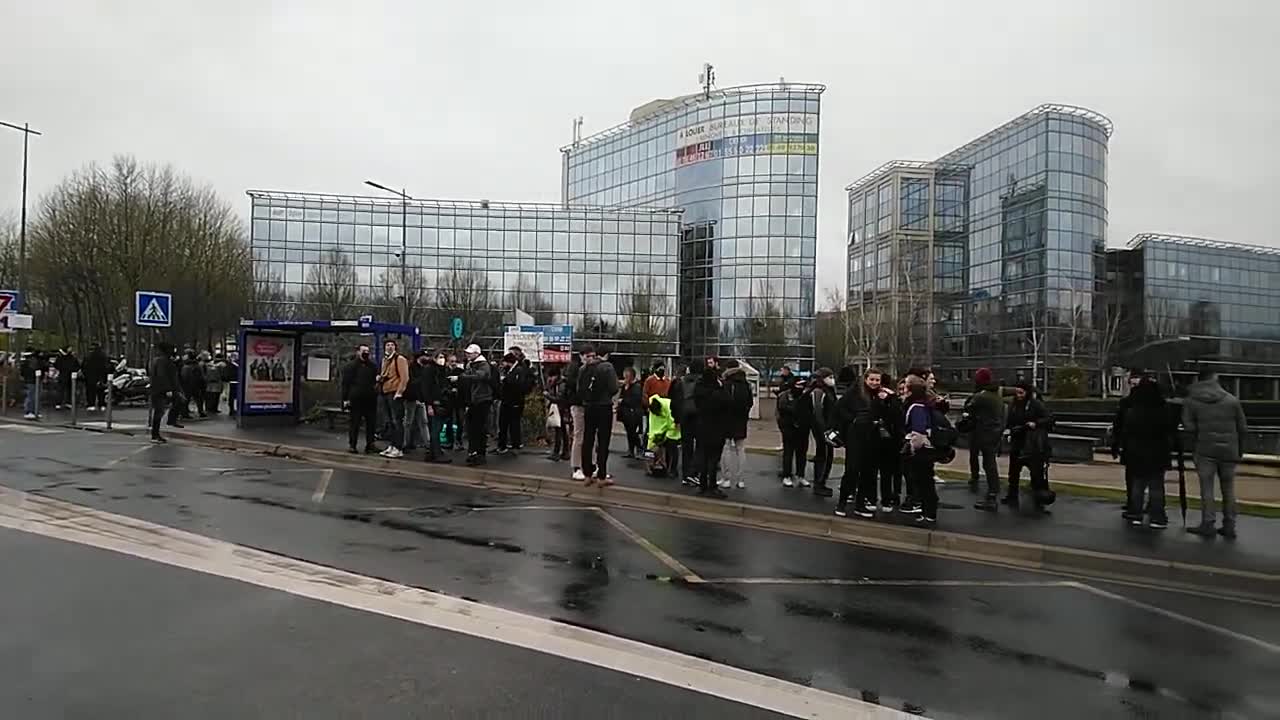 Avant le meeting de E Zemmour - Arrivée des antifas à Villepinte