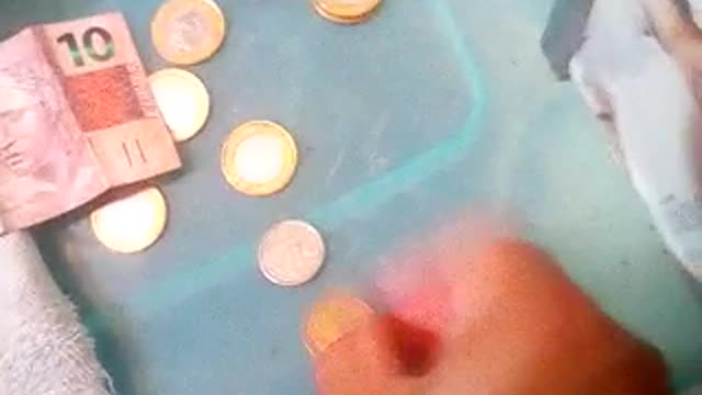 ajuntando moedas no cofre 1